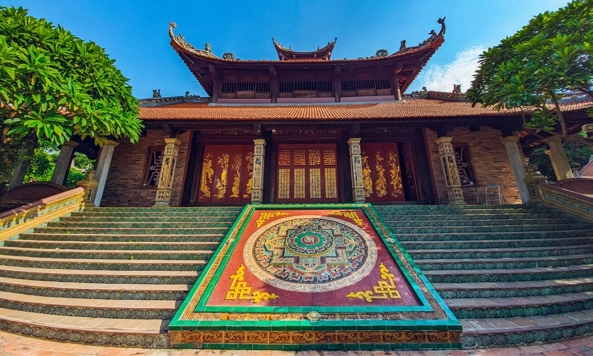 Day Tour | Explore Bat Trang's Cultural Heritage & Visit the Bat Trang Ceramic Museum on Vintage Cub Motobike